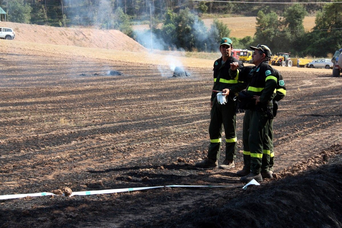Els Agents Rurals estudien el terreny on es creu que ha començat el foc de Sant Feliu Sasserra