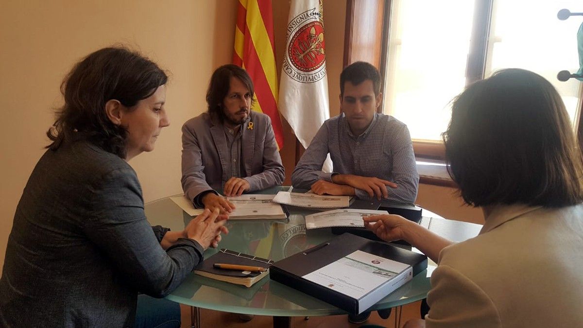 El diputat d'Urbanisme i Habitatge, Josep Ramon Mut, lliura l'estudi a l'alcalde de Cardona, Ferran Estruch