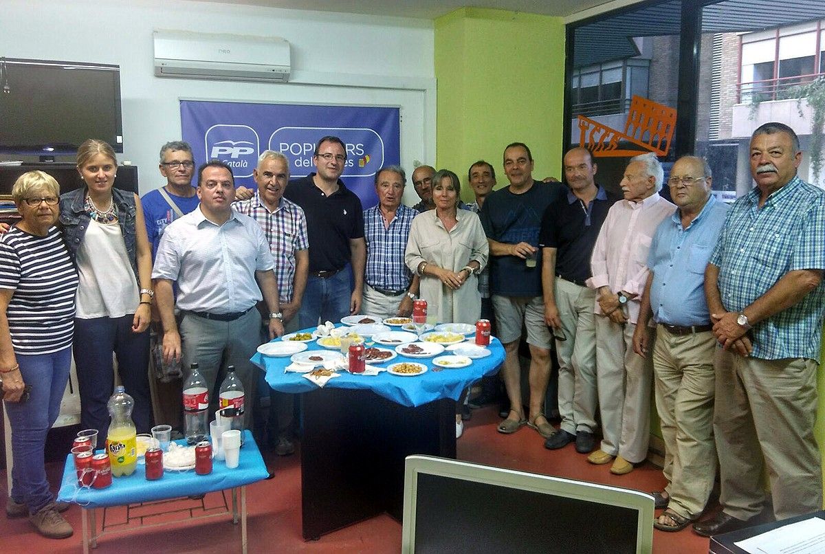 Militants del PP al Bages amb el president provincial del partit, Alberto Villagrasa