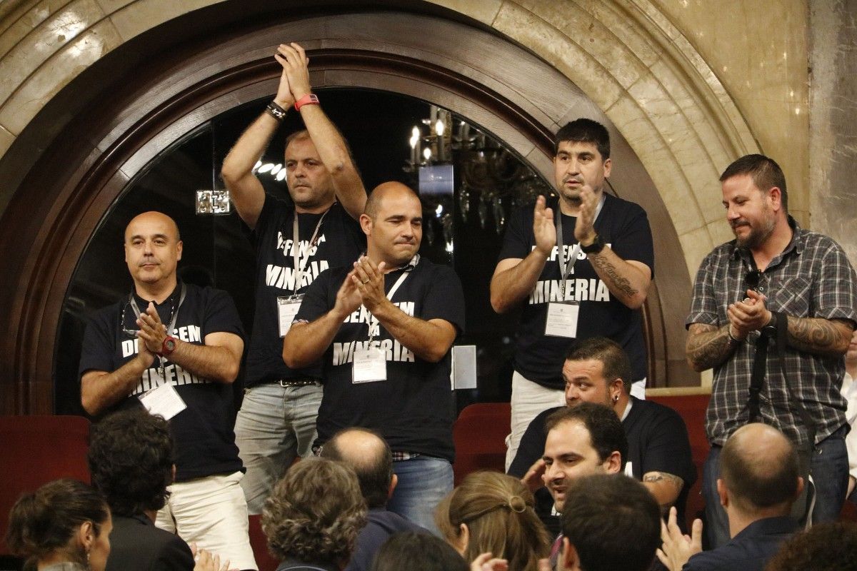 Representants de la mineria aplaudeixen des de la tribuna del Parlament