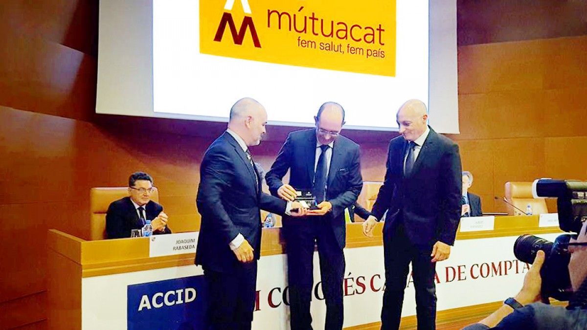 Ricard Macià i Leo Martínez rebent el premi ACCID-Òmnium de la mà de Pere Carles Subirà