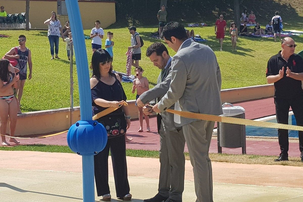 L'alcalde del Pont de Vilomara Cecilio Rodríguez talla la cinta durant la inauguració de les millores a les piscines