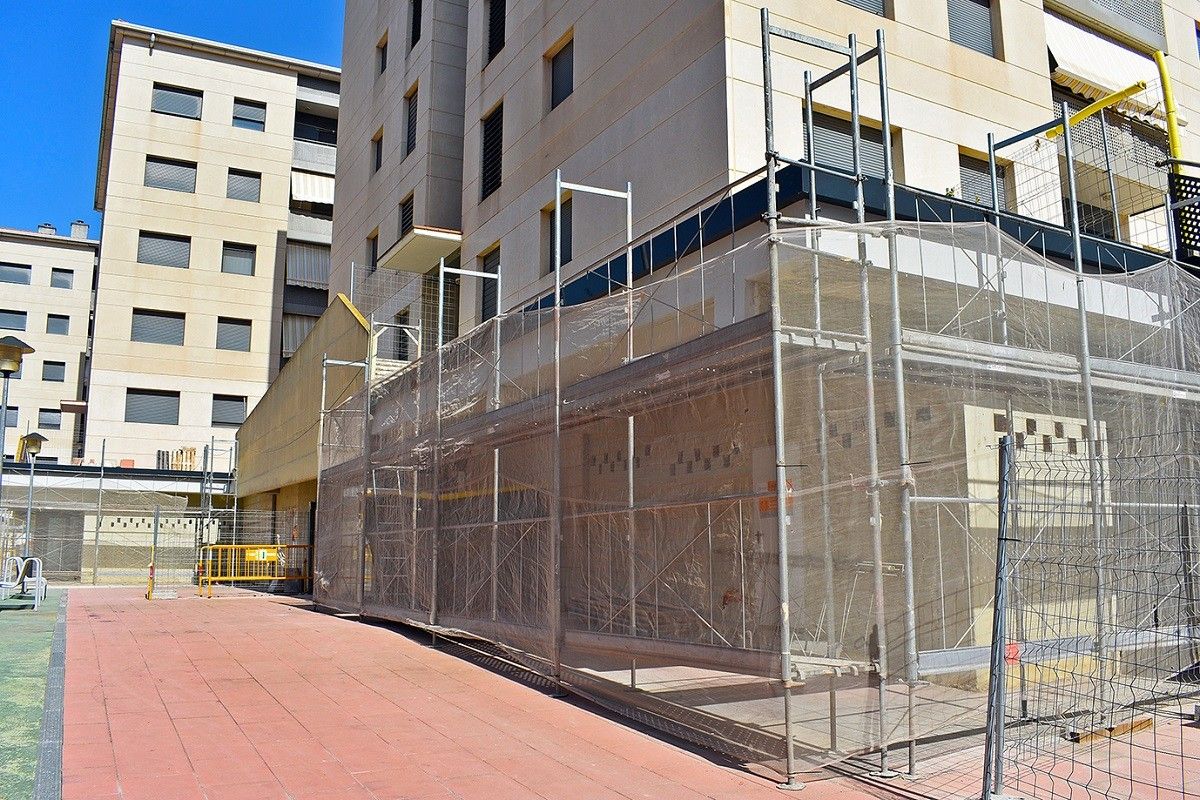 Imatge del procés de renovació de baranes al Grup Sant Sebastià del barri de Salipota