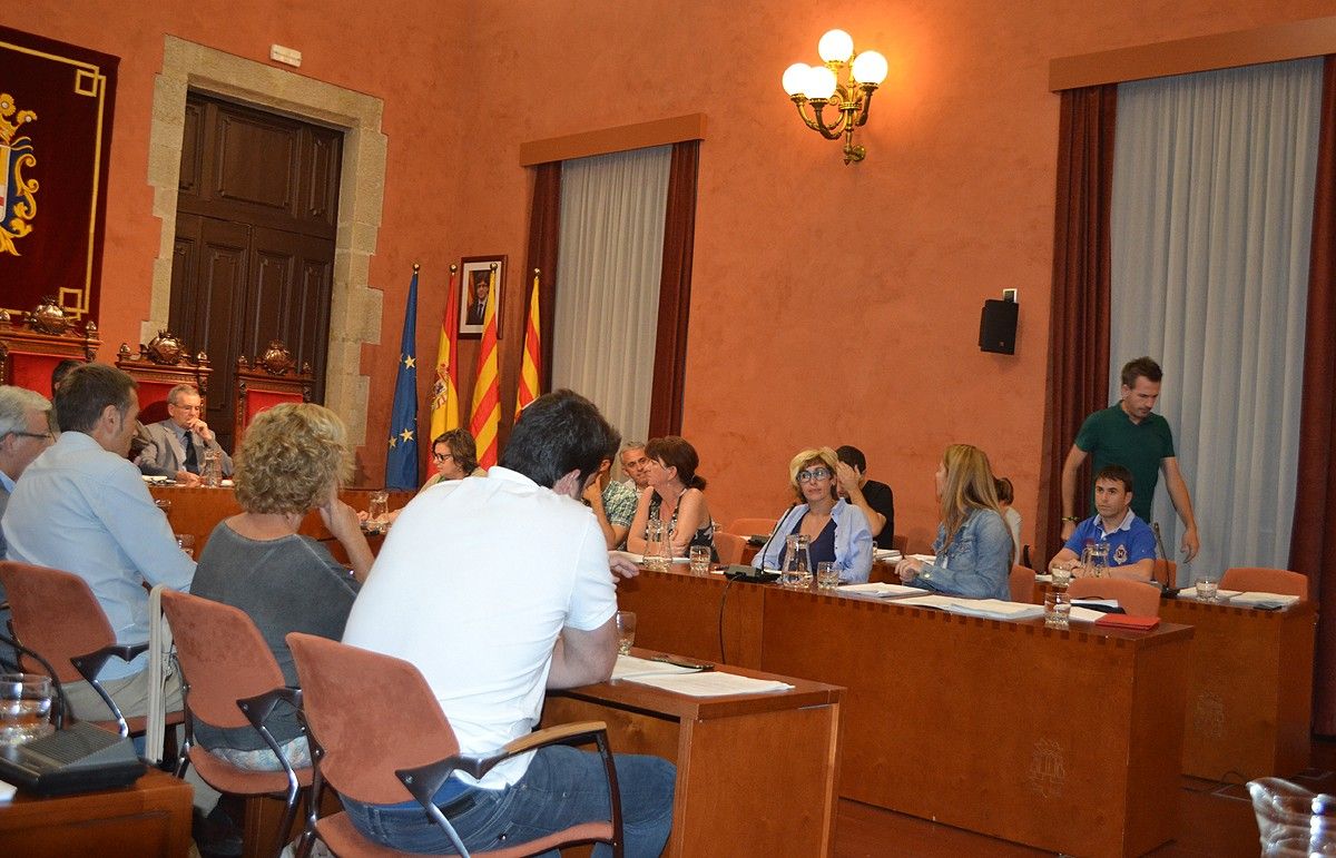 Jordi Garcés abandona el ple durant el debat de la moció sobre els encausats per l'ocupació a la UAB