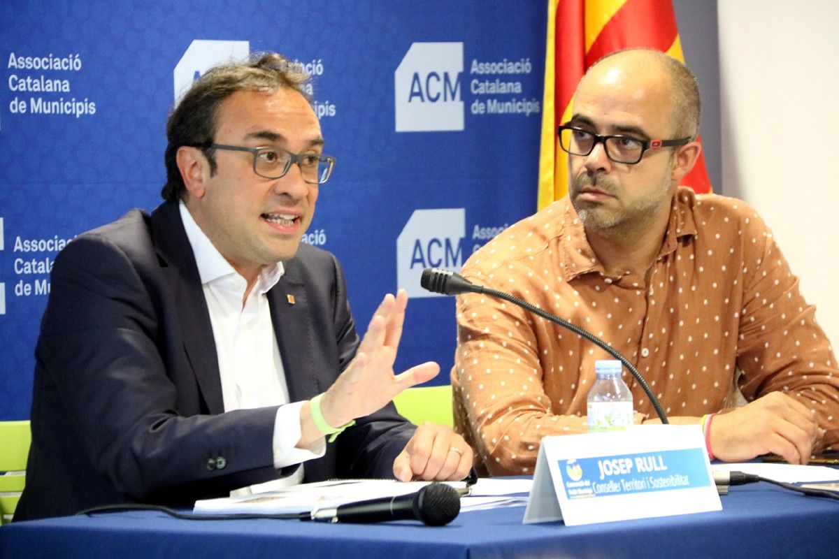 El conseller de Territori i Sostenibilitat, Josep Rull, i el president de l'ACM, Miquel Bruch