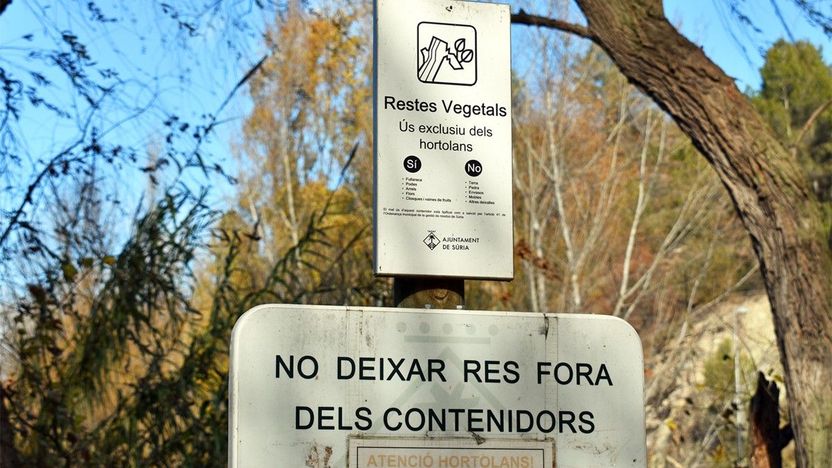 Rètol del contenidor instal·lat en una de les zones d’horta de Súria per a la recollida exclusiva de restes vegetals