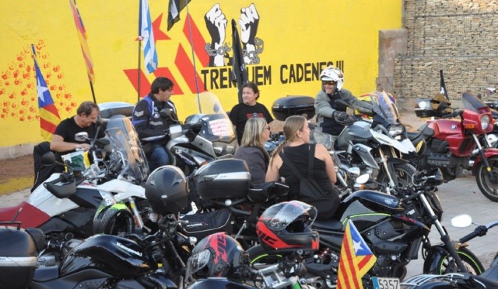 Els motards aparcats davant el mural.