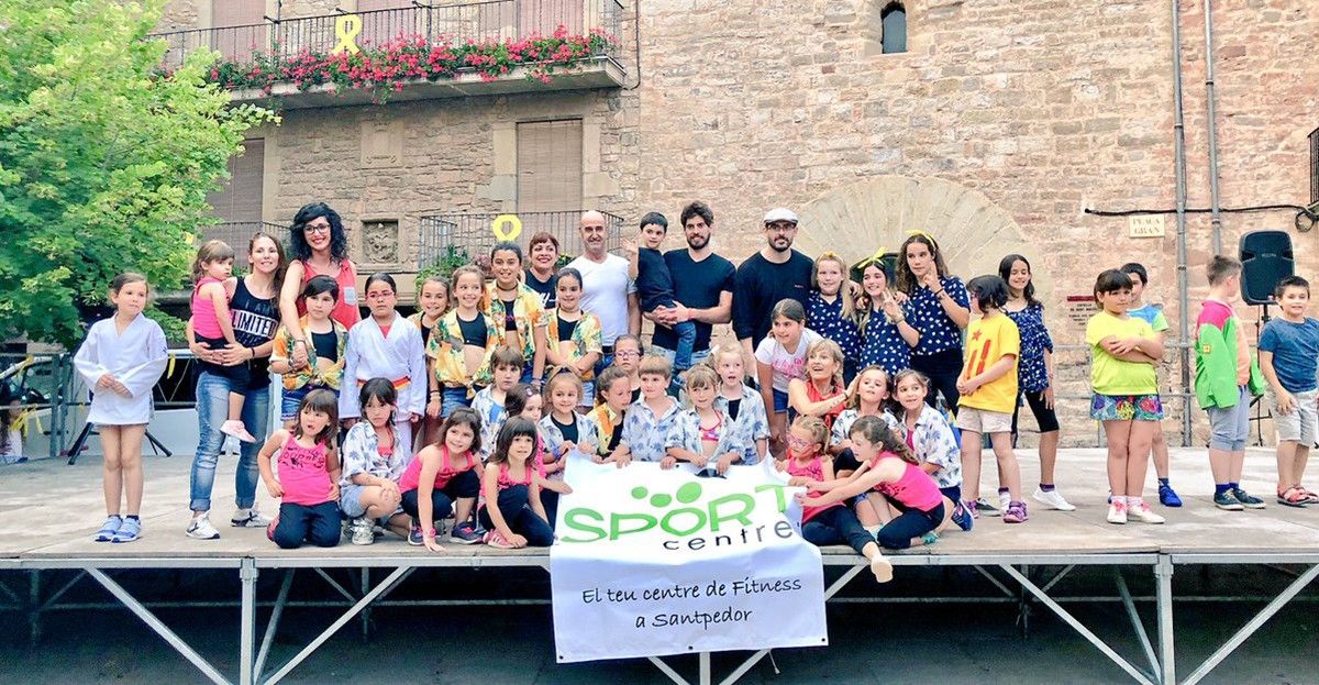 Foto de membres i socis d'Sport Centre, durant la sarrera Festa Major de Santpedor