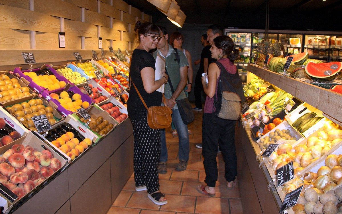 Un grup de clients del programa de personal shopper durant una sessió al supermercat de Ca l'Arpellot