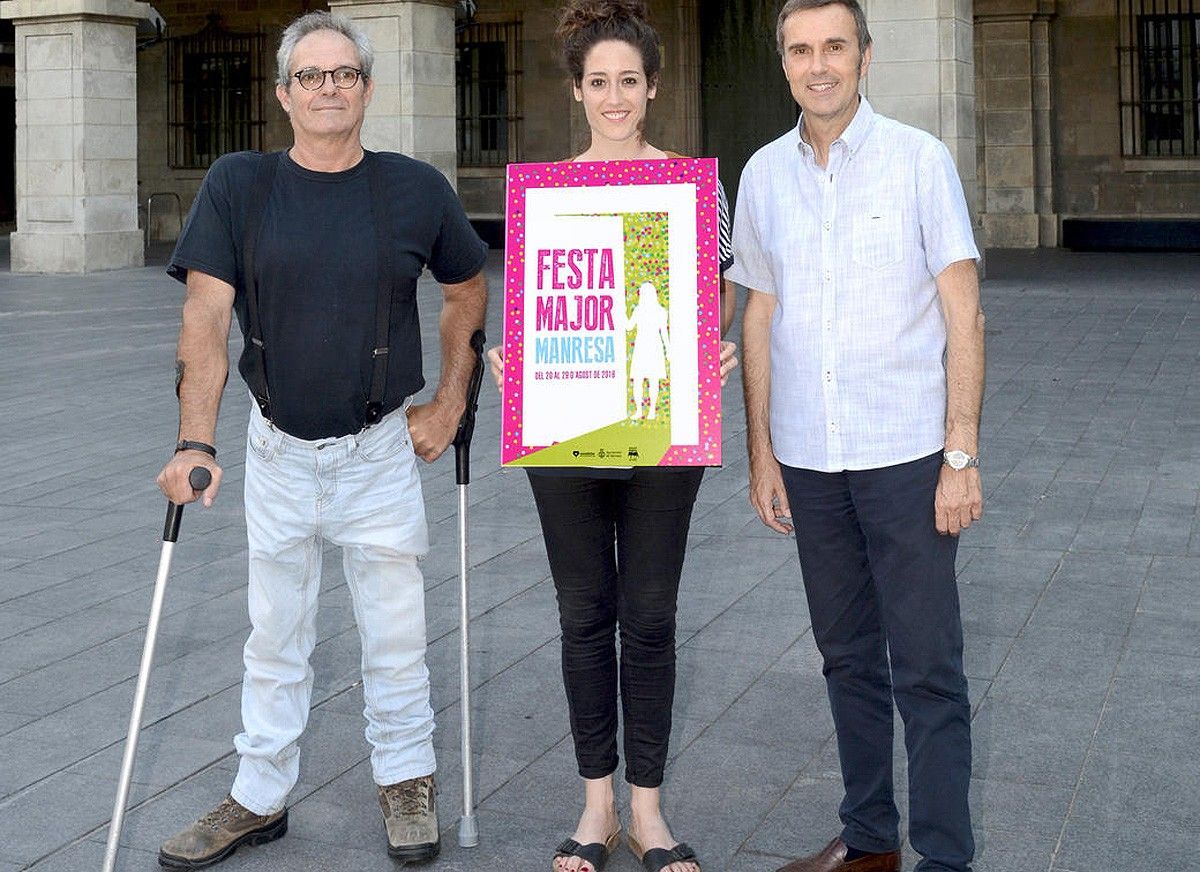 Magda Puig, amb el cartell, entre Joan Orriols i Joan Calmet