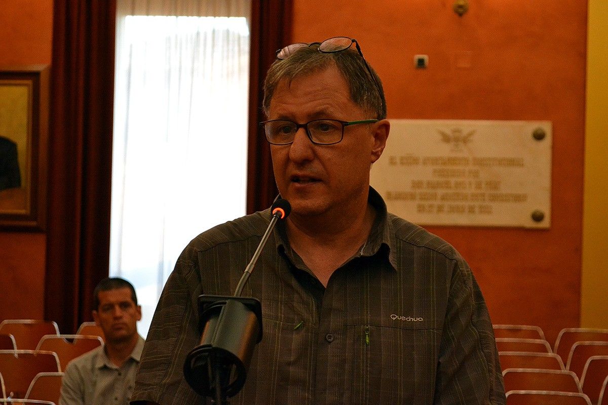 L'activista Ricard Sánchez durant la seva intervenció en el ple de l'Ajuntament de Manresa