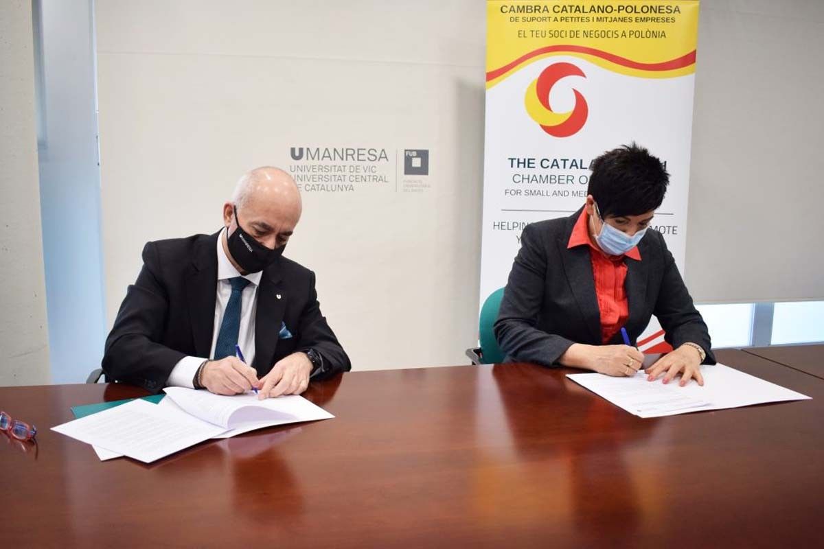 Valentí Martínez i Renata Marciniak signant el conveni