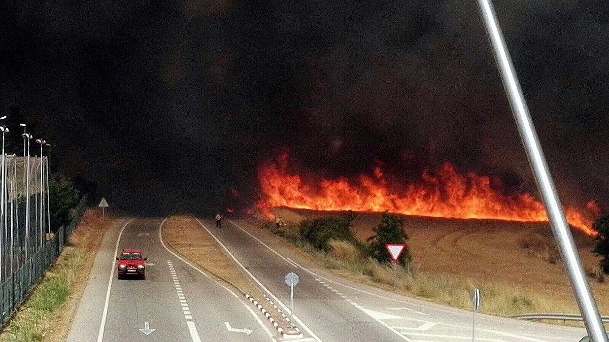 Front del foc a la Rosaleda, amb la carretera tallada pel fum