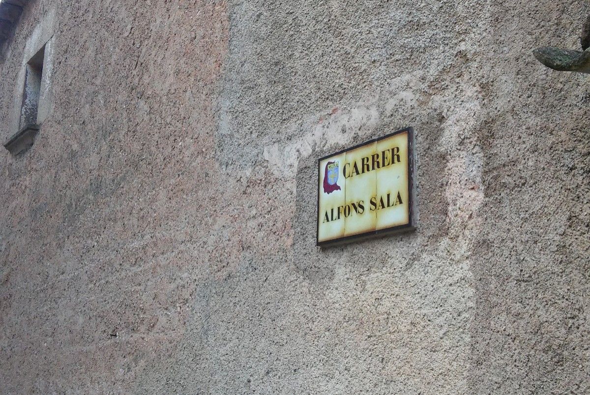 Carrer amb la placa d'Alfons Sala a Mura