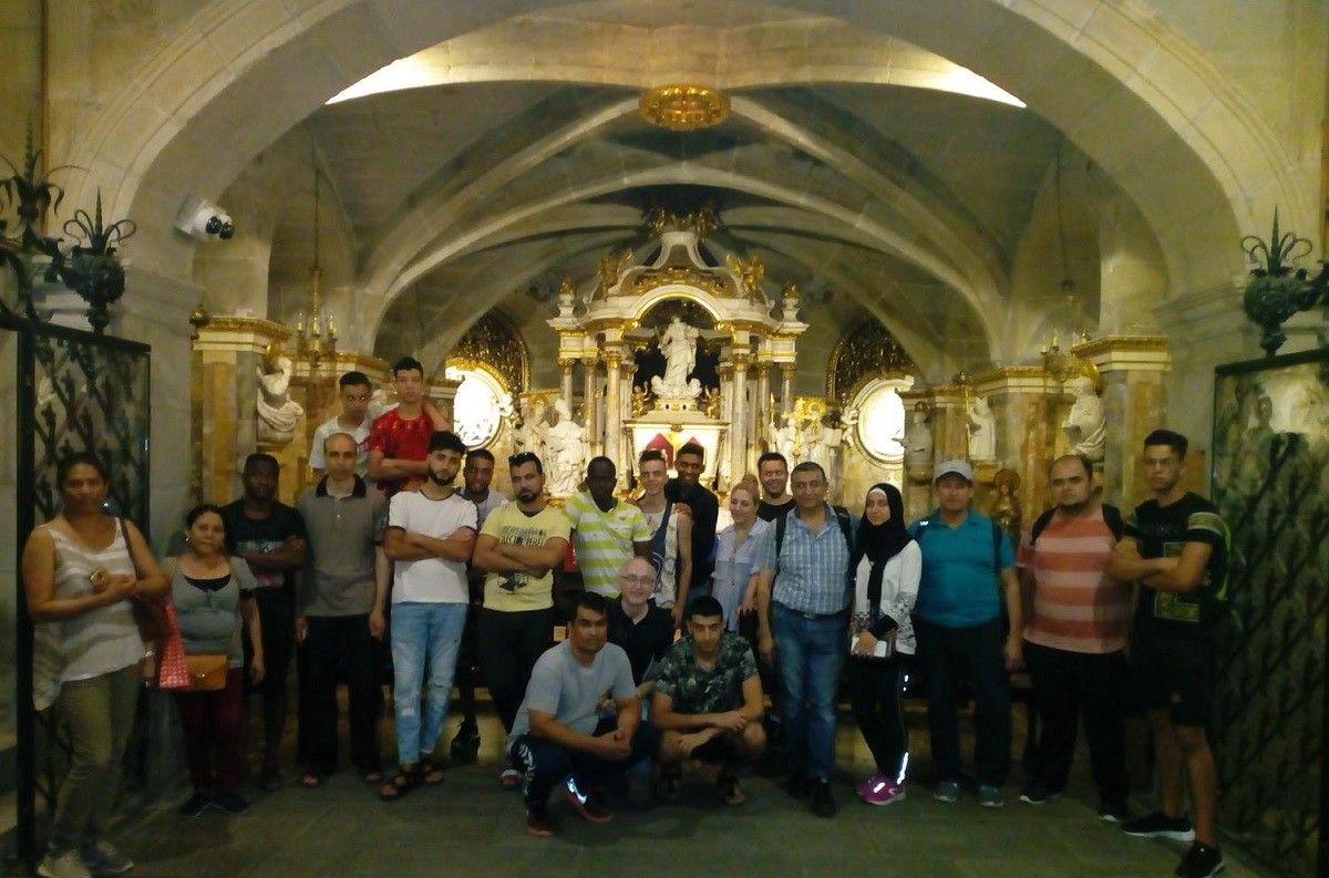 El grup del curs d'Acollida a la Cova de Sant Ignasi
