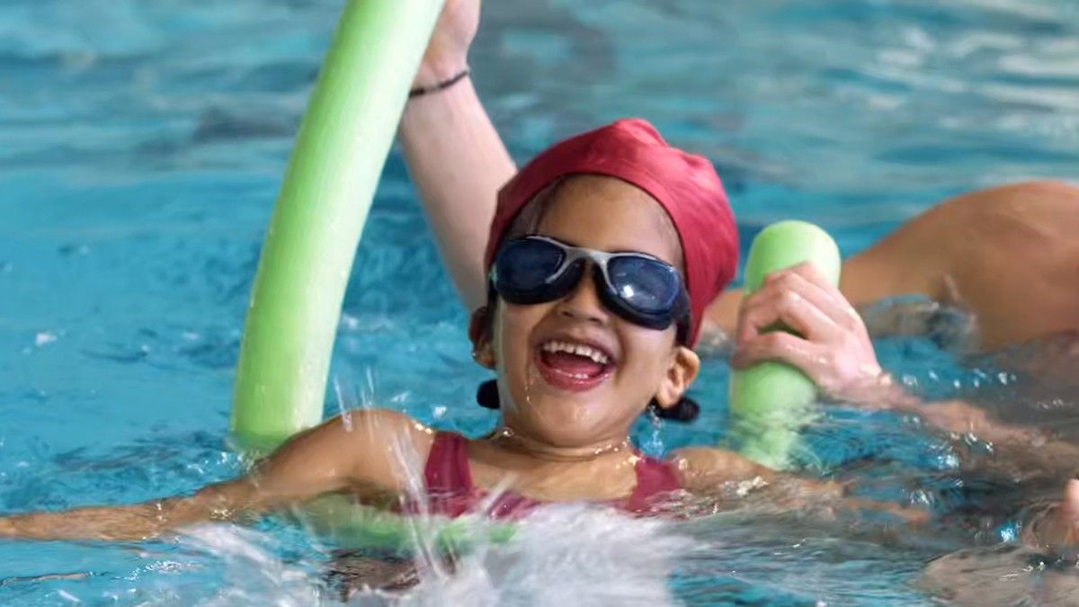 El projecte ensenya a nedar a infants de famílies vulnerables