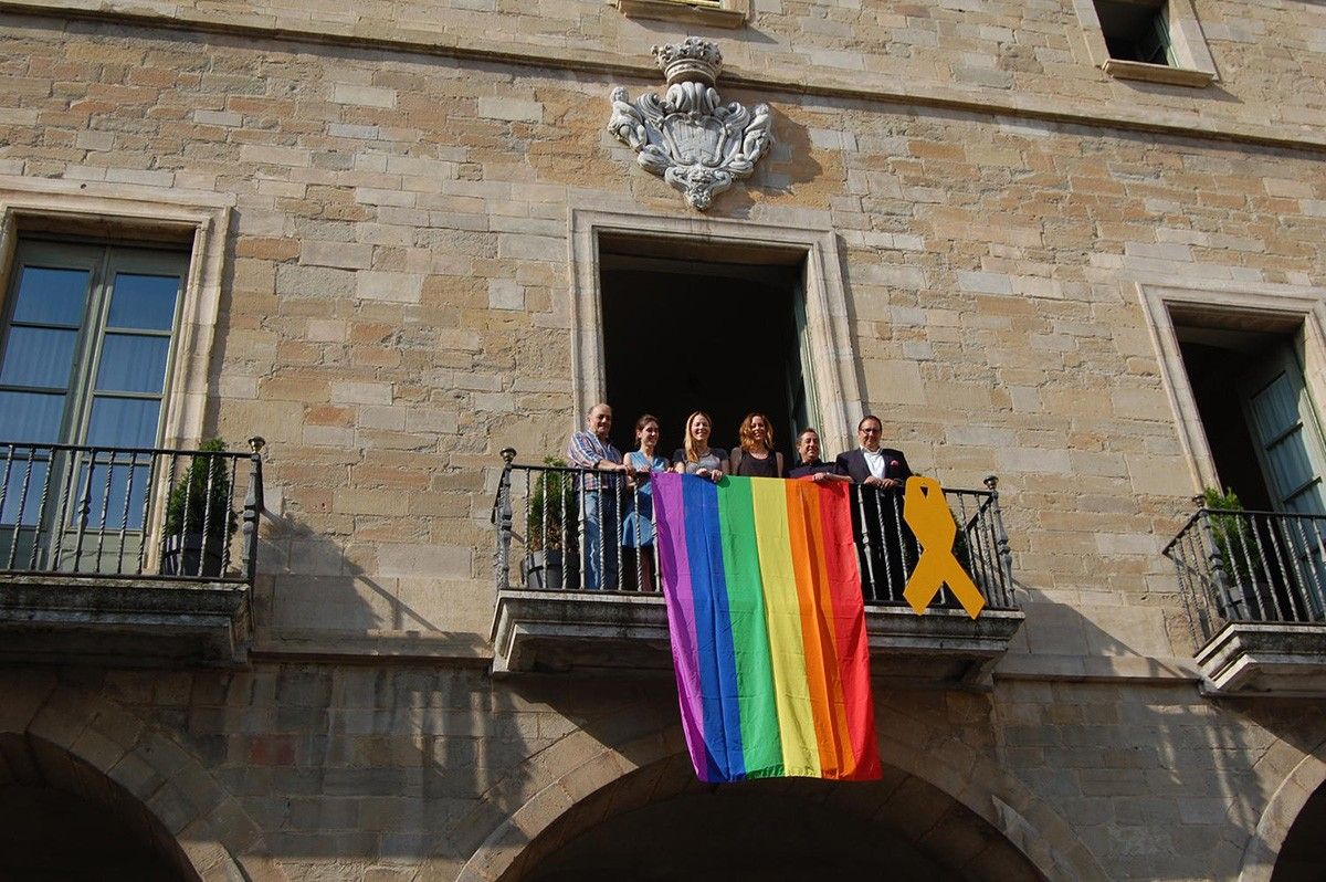 Representants dels grups municipals amb la bandera LGTBI al balcó de l'Ajuntament