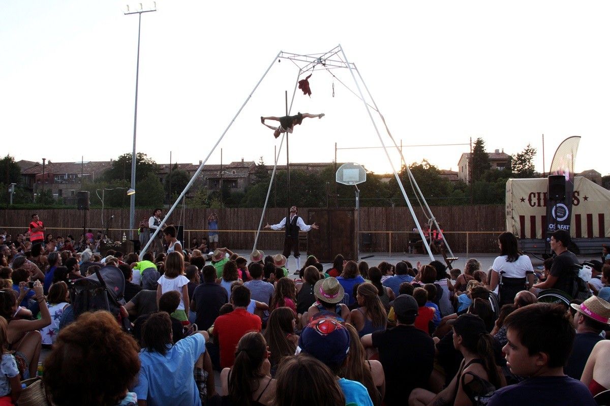 Pla general dels assistents a un espectacle de circ en el marc del festival Giracirc de Collsuspina