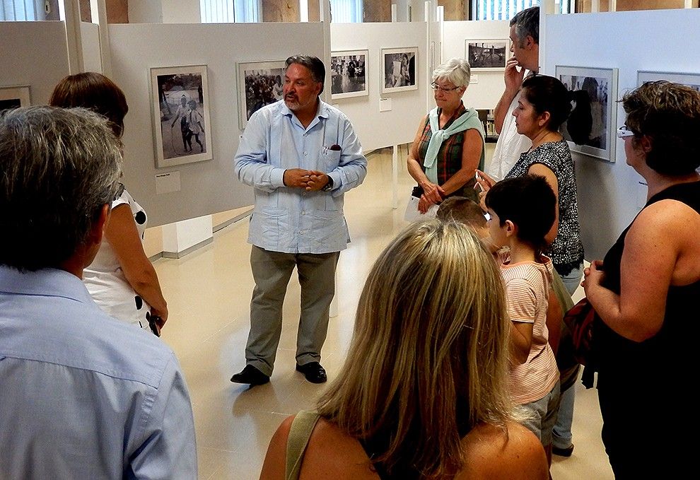 Inauguració de l'exposició 'Escoles d'altres mons' amb fotos de Kim Manresa.