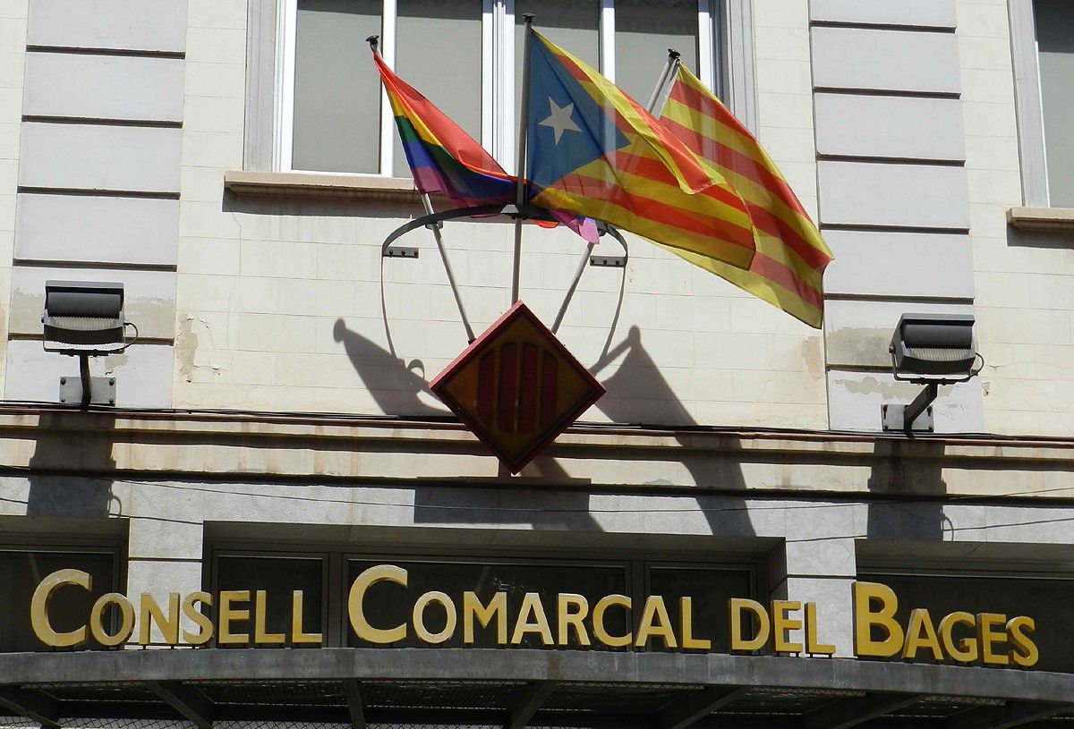 Bandera LGTBI a la façana del Consell Comarcal del Bages