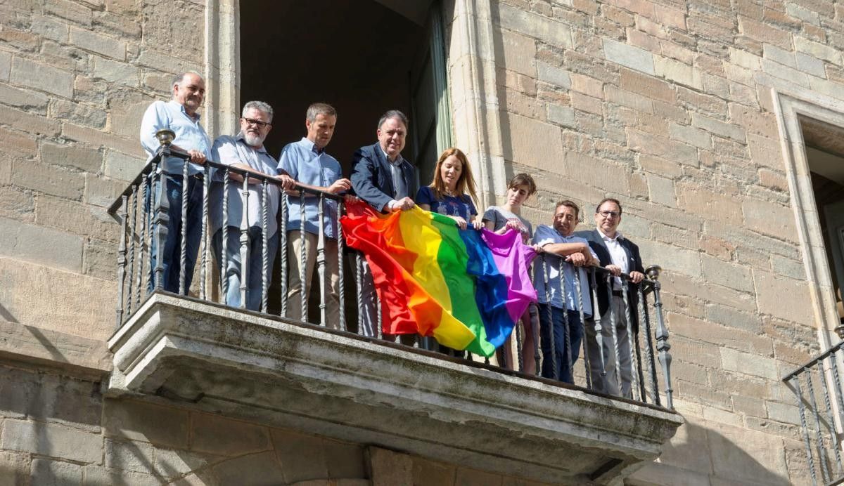 L'alcalde i diversos regidors desplegant la bandera multicolor en favor de la tolerància i el respecte