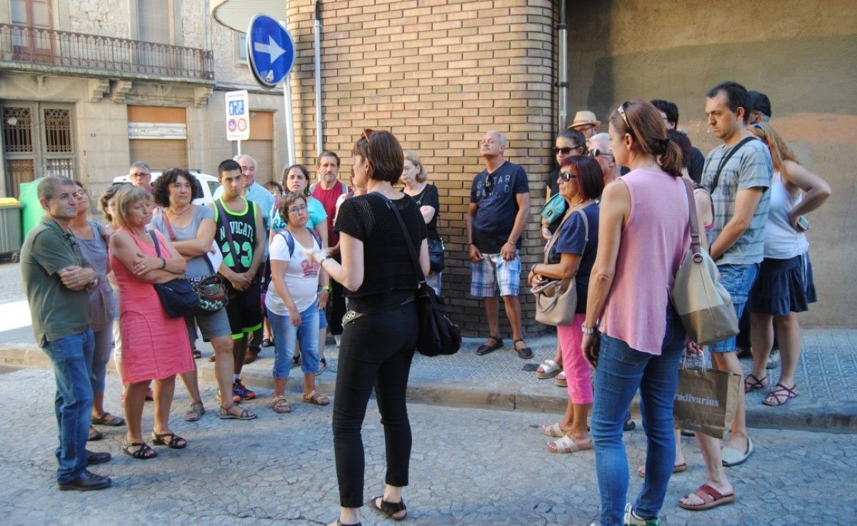 Un grup de persones seguint l'itinerari dedicat a Josep Maria Planes i a l'oci manresà durant el segle XX