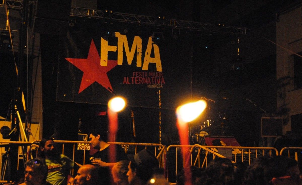 En acabar el pregó, els assistents van encendre una espelma per celebrar els vint-i-cinc anys de la FMA