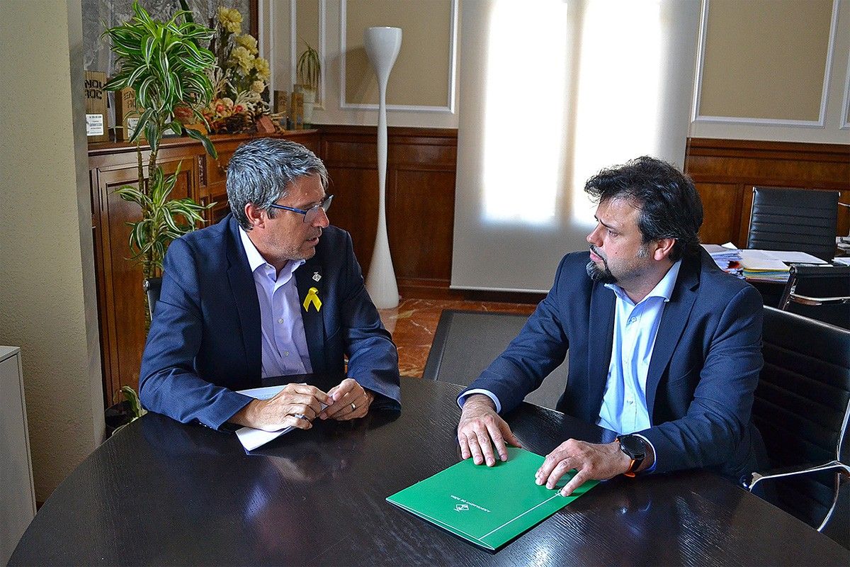 L'alcalde Josep Maria Canudas i el gerent de Sorea, Josep Maria Montserrat parlen durant la signatura de la pròrroga del conveni