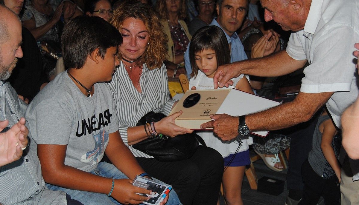 Avel·lí Clarena lliura una placa al fill i a l'exdona de Carles Martínez