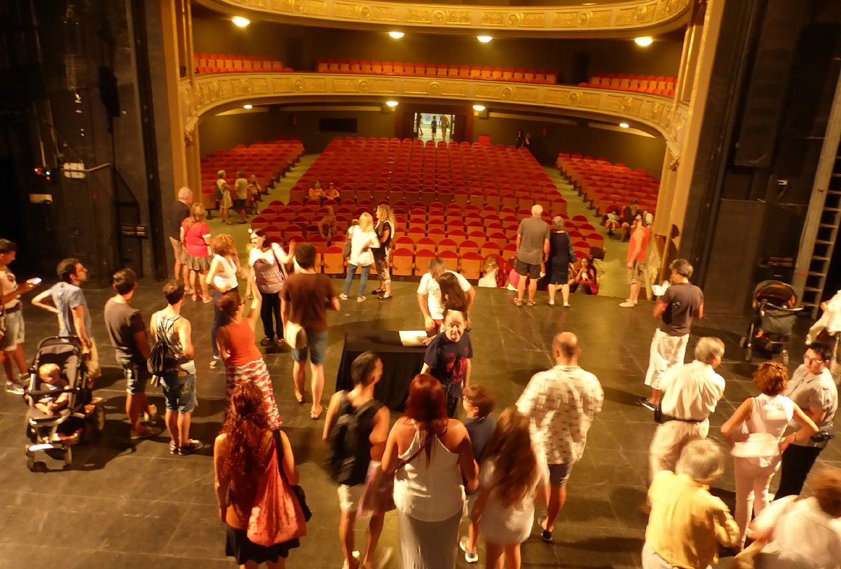 Visitants a l'escenari del Teatre Conservatori
