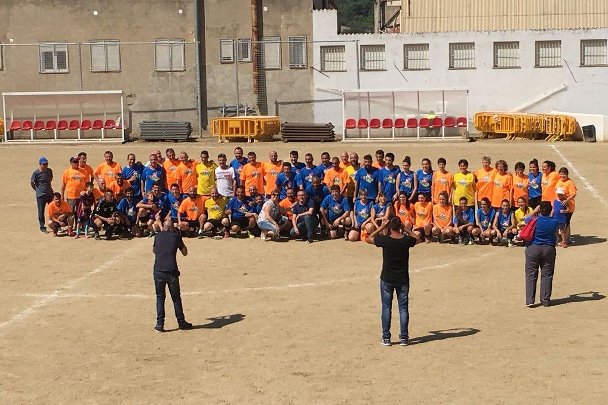 Jugadors que van acomiadar l'antic camp de futbol de Sant Vicenç de Castellet