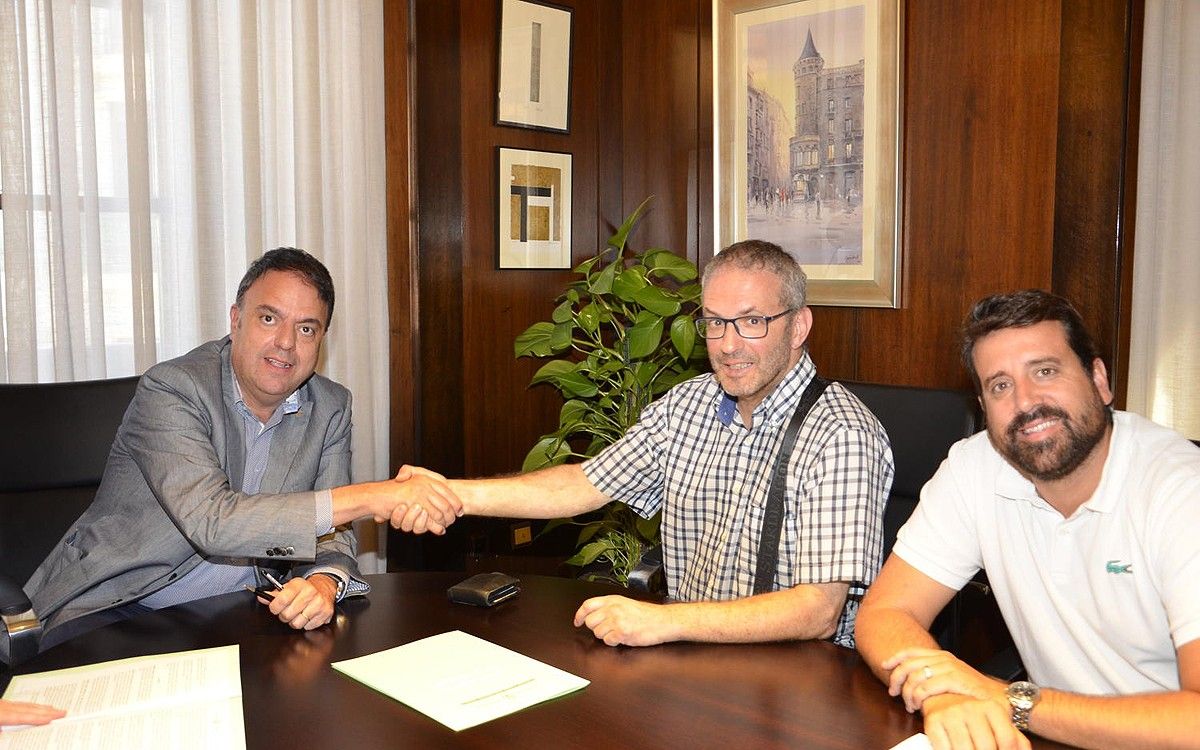 Valentí Junyent, Carles Compte i Jordi Serracanta després de la signatura del conveni
