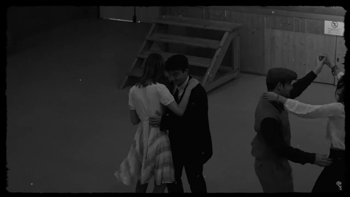 Frame del videoclip de «¿Bailamos?»