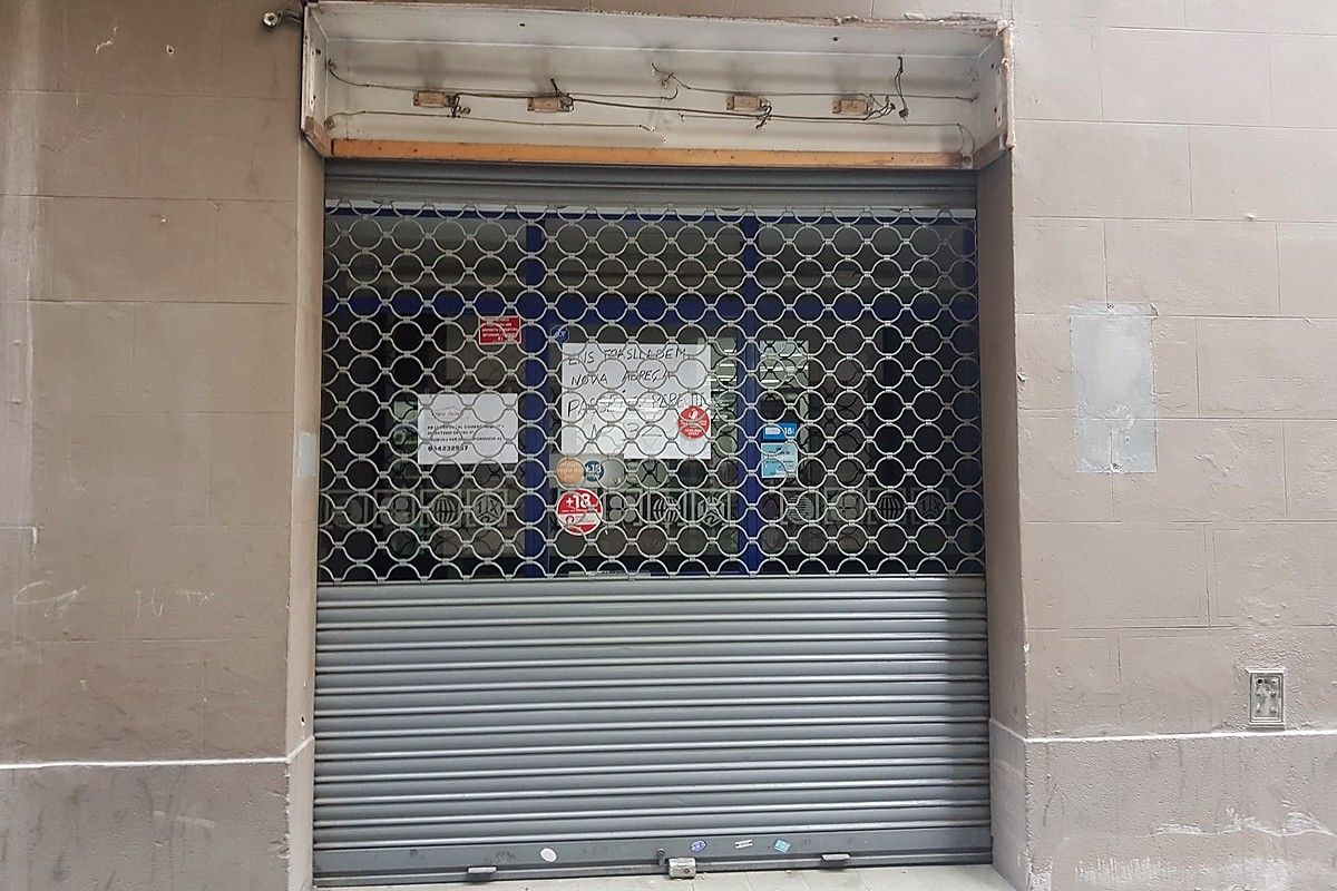 Local buit on hi havia l'administració de loteria del carrer Sobrerroca