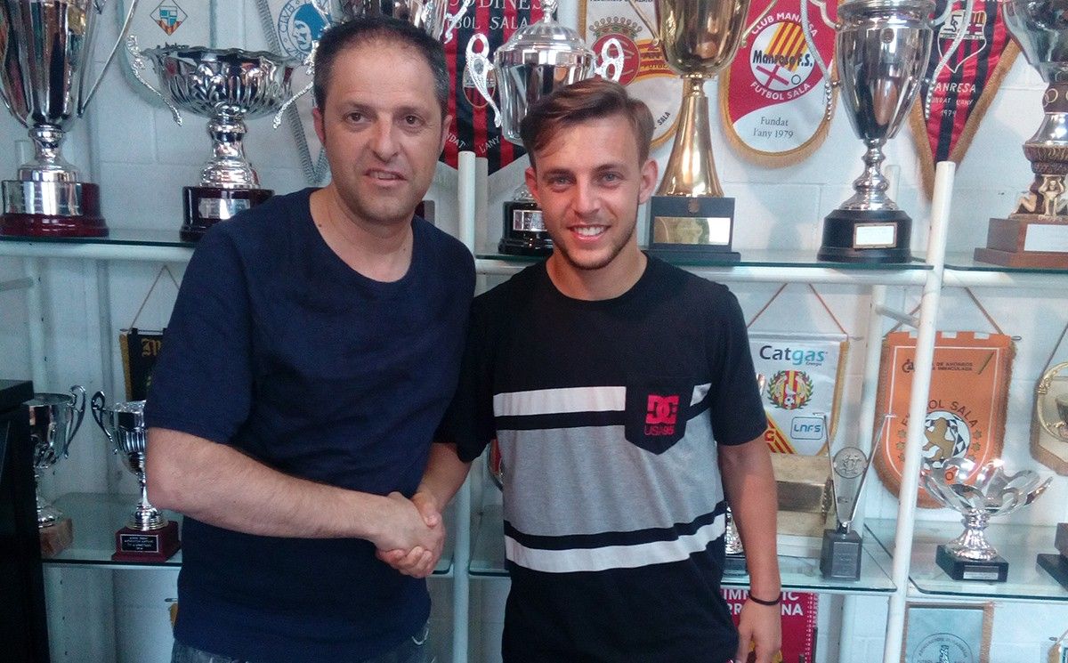 Carles Güell, a la dreta, després de signar pel Manresa FS