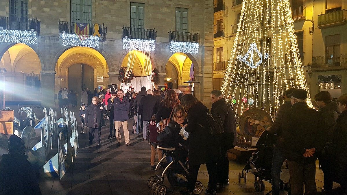 Cua d'infants i familiars a la plaça Major per ser rebuts pel Príncep Assuan