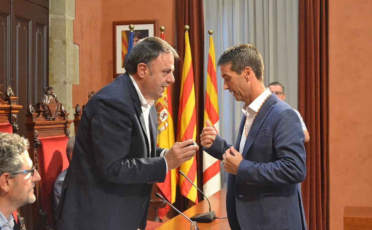 Valentí Junyent dóna la medalla i el pin de regidor a Jaume Arnau