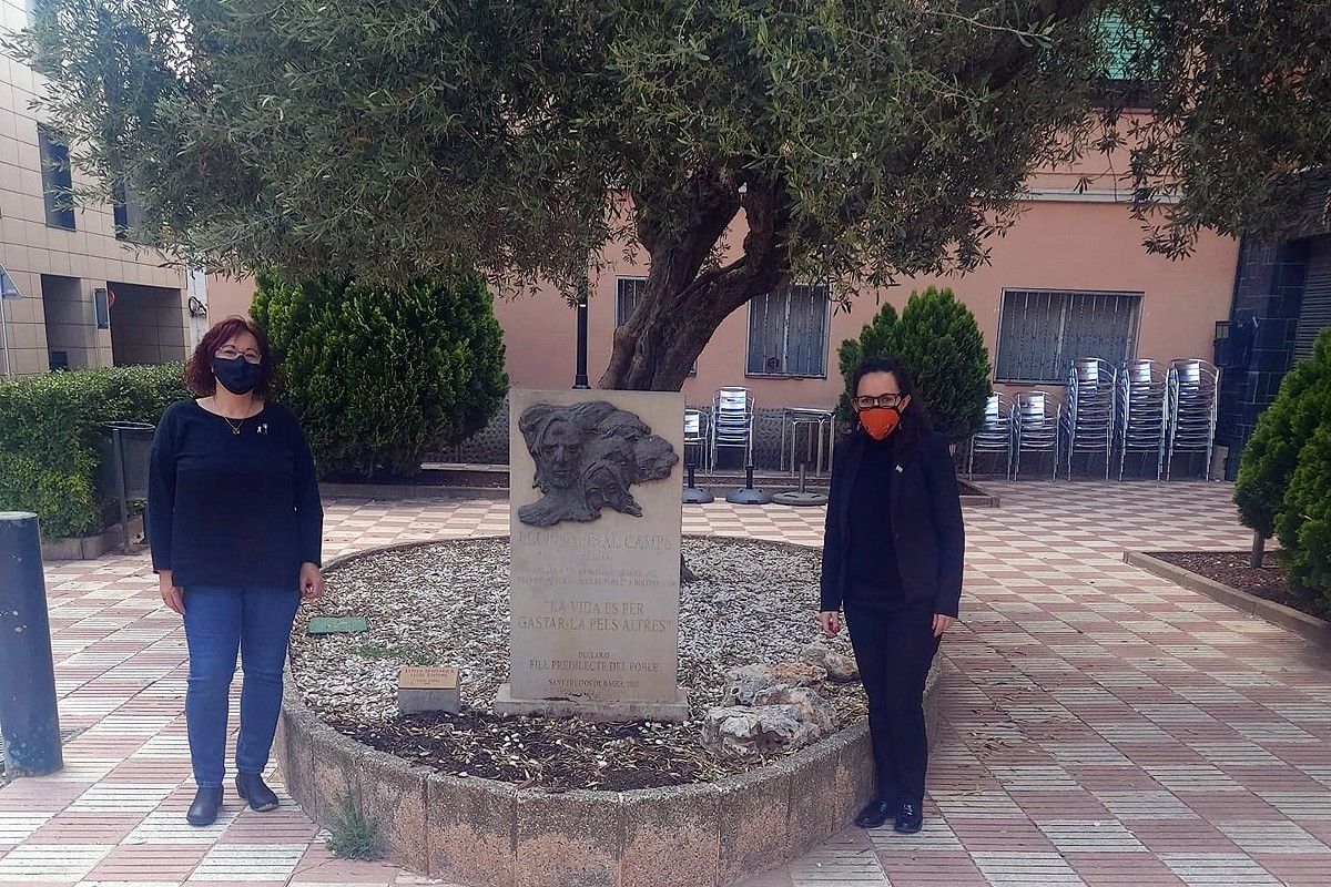 Àdria Mazcuñán i Maya Nemtala a la plaça Lluís Espinal de Sant Fruitós