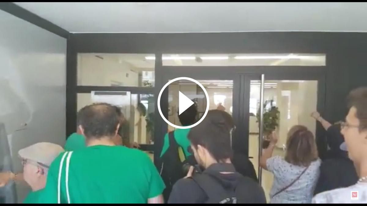 VÍDEO Els activistes de la PAHC a les portes de l'oficina de plaça Infants del BBVA