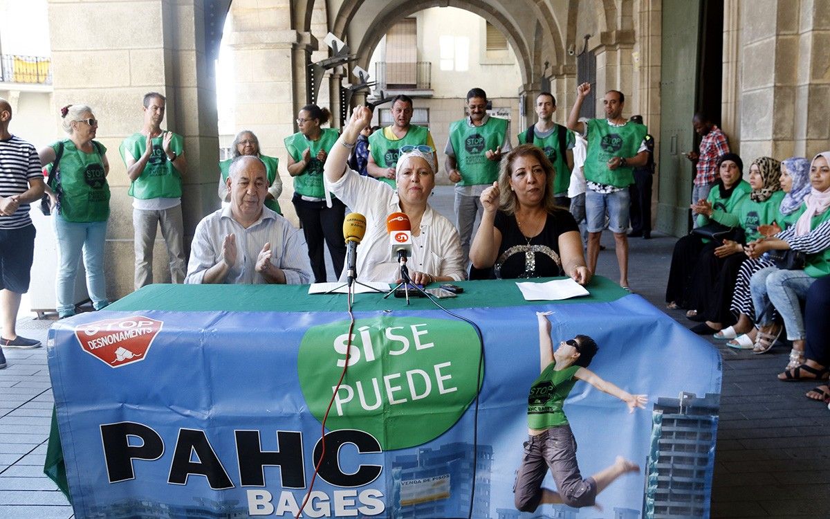 Roda de premsa de la PAHC Bages a la plaça de l'Ajuntament de Manresa