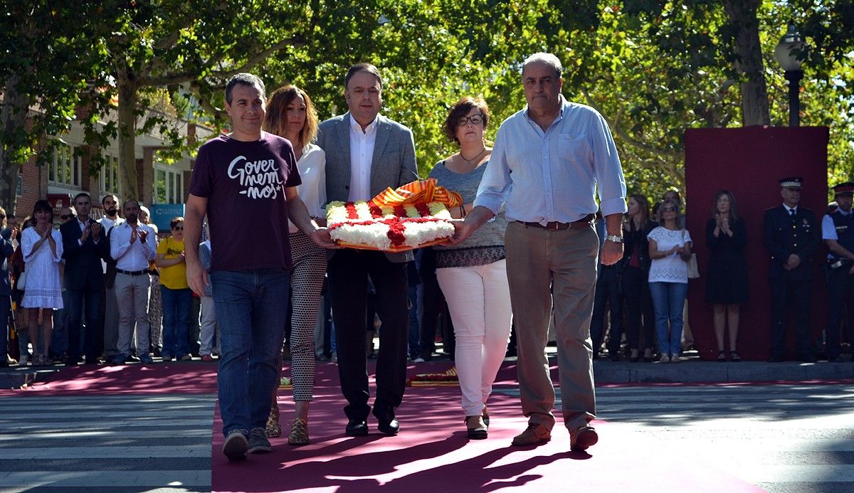 Jordi Masdeu, Àuria Caus, Valentí Junyent, Mireia Estefanell i Ton Sierra, amb l'ofrena floral de l'Ajuntament