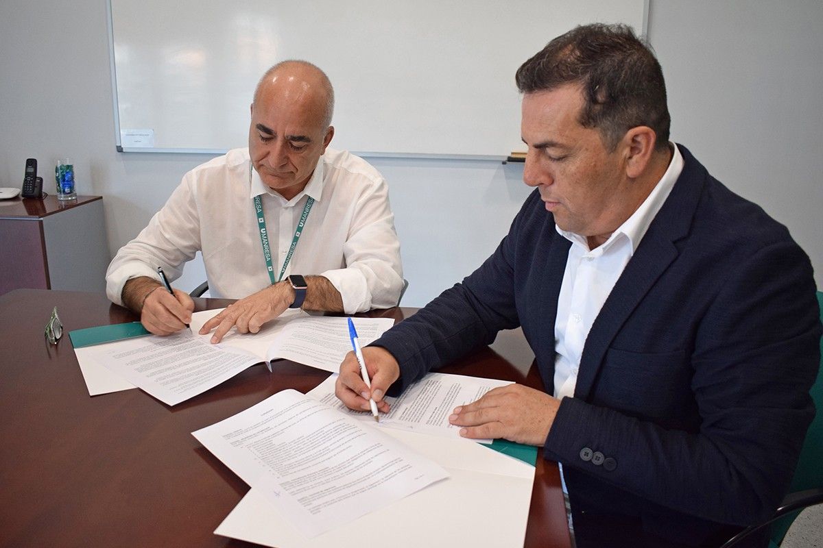 Valentí Martínez i Luís Villa signant l'acord