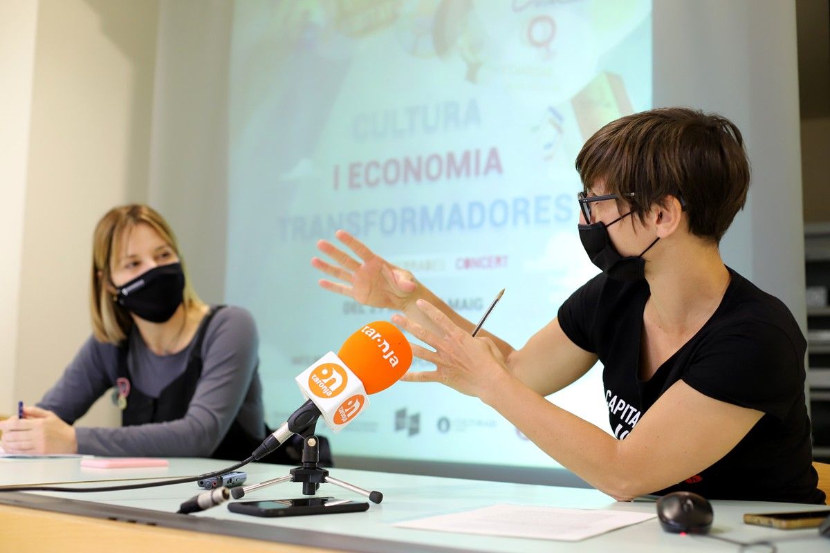 Laura Muixí parla durant la roda de premsa en presència de Cristina Cruz