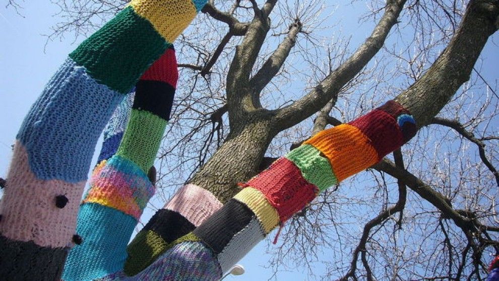 L'urban knitting és una pràctica que cada cop s'està posant més de moda.