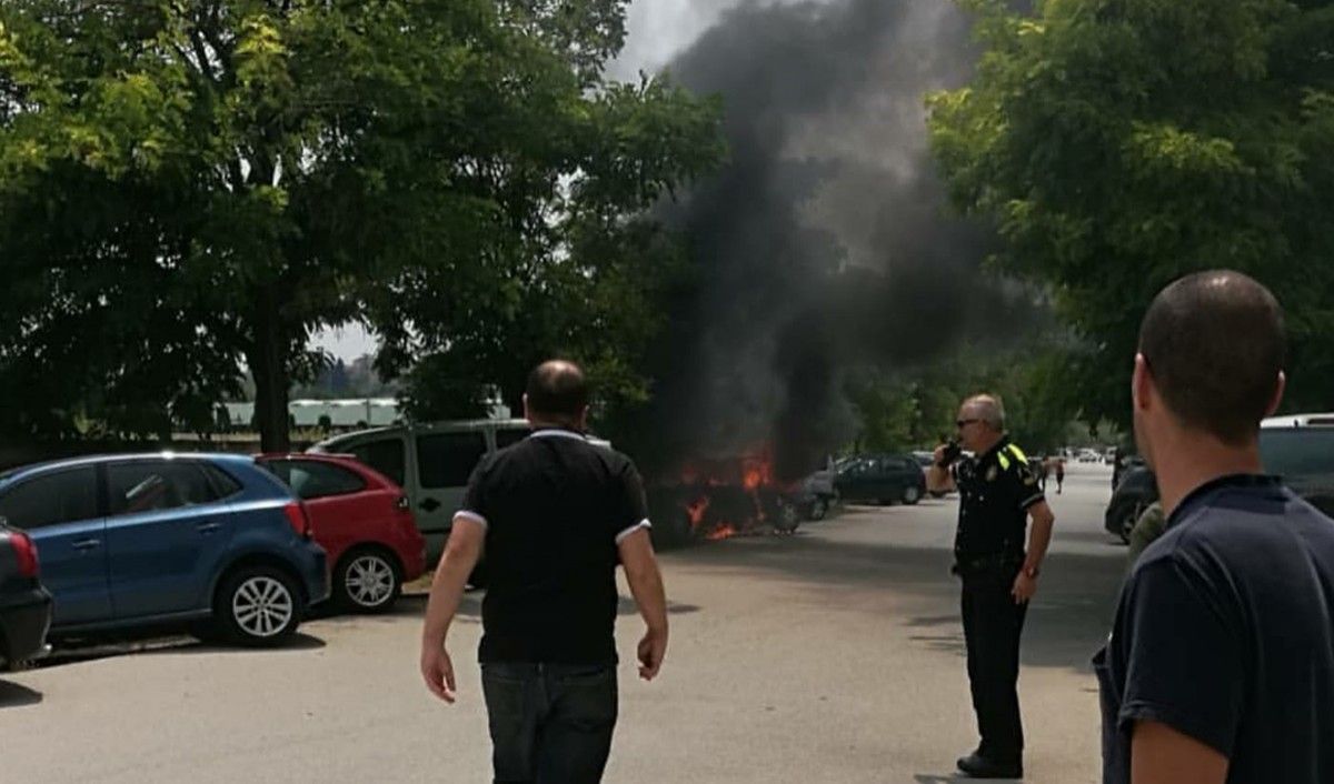 El cotxe, envoltat en flames al Congost