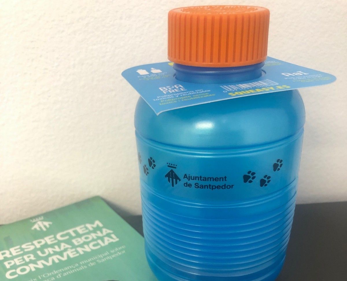 L'Ajuntament de Santpedor ja ha repartit un centenar d'ampolles d'aigua plegables per diluir els orins de la mascota