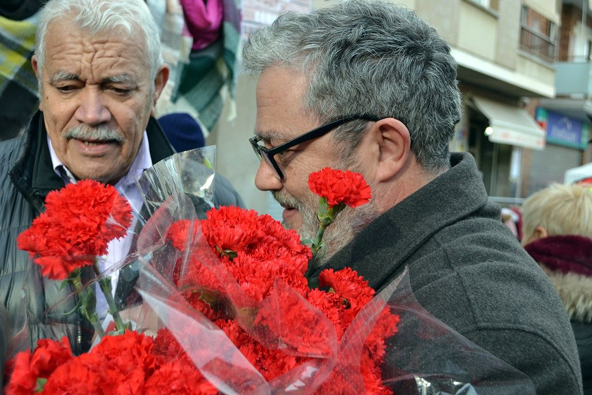 Felip González repartint clavells vermells en un acte a la Font dels Capellans