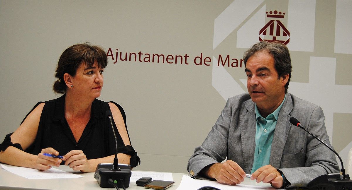 La regidora Àngels Santolària i l'advocat Jordi Paou durant la roda de premsa