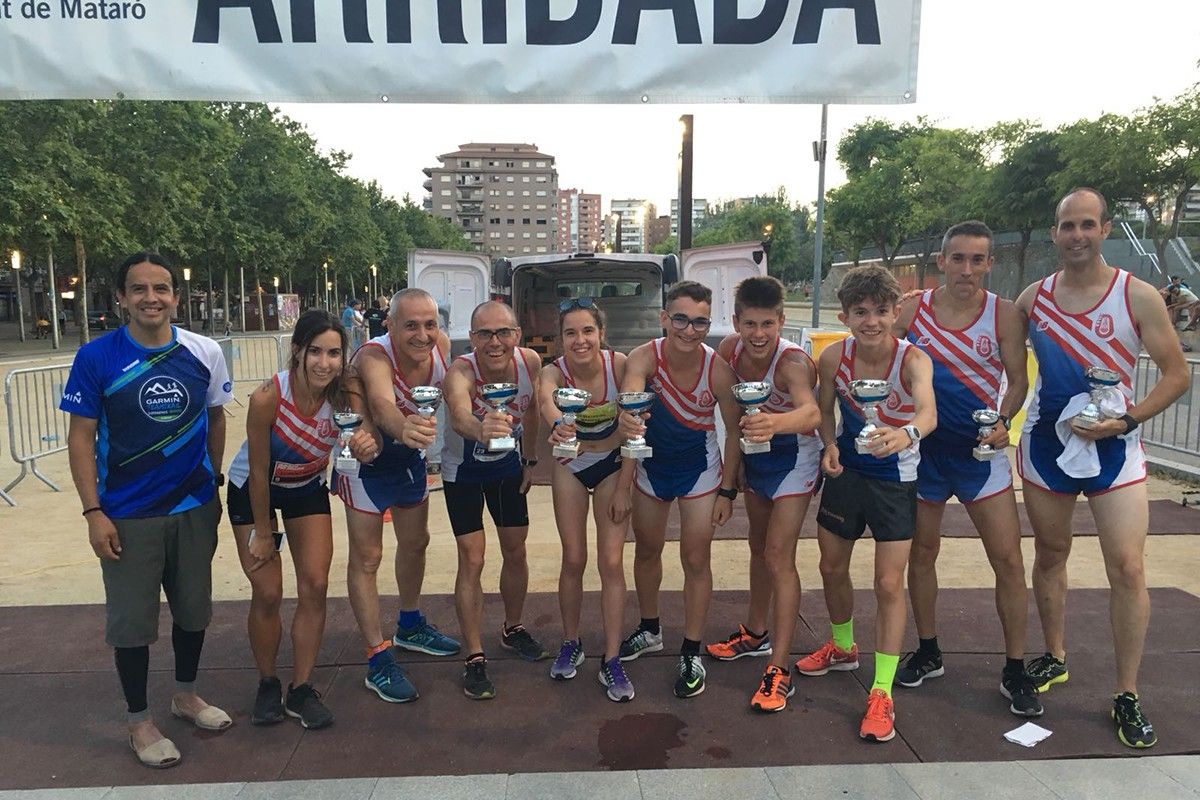 Els nou atletes de l'Avinent Manresa que van participar a la Mitja Marató de Mataró