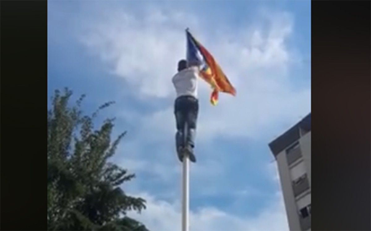 VÍDEO Raul Macià despenjant l'estelada de la plaça Onze de Setembre